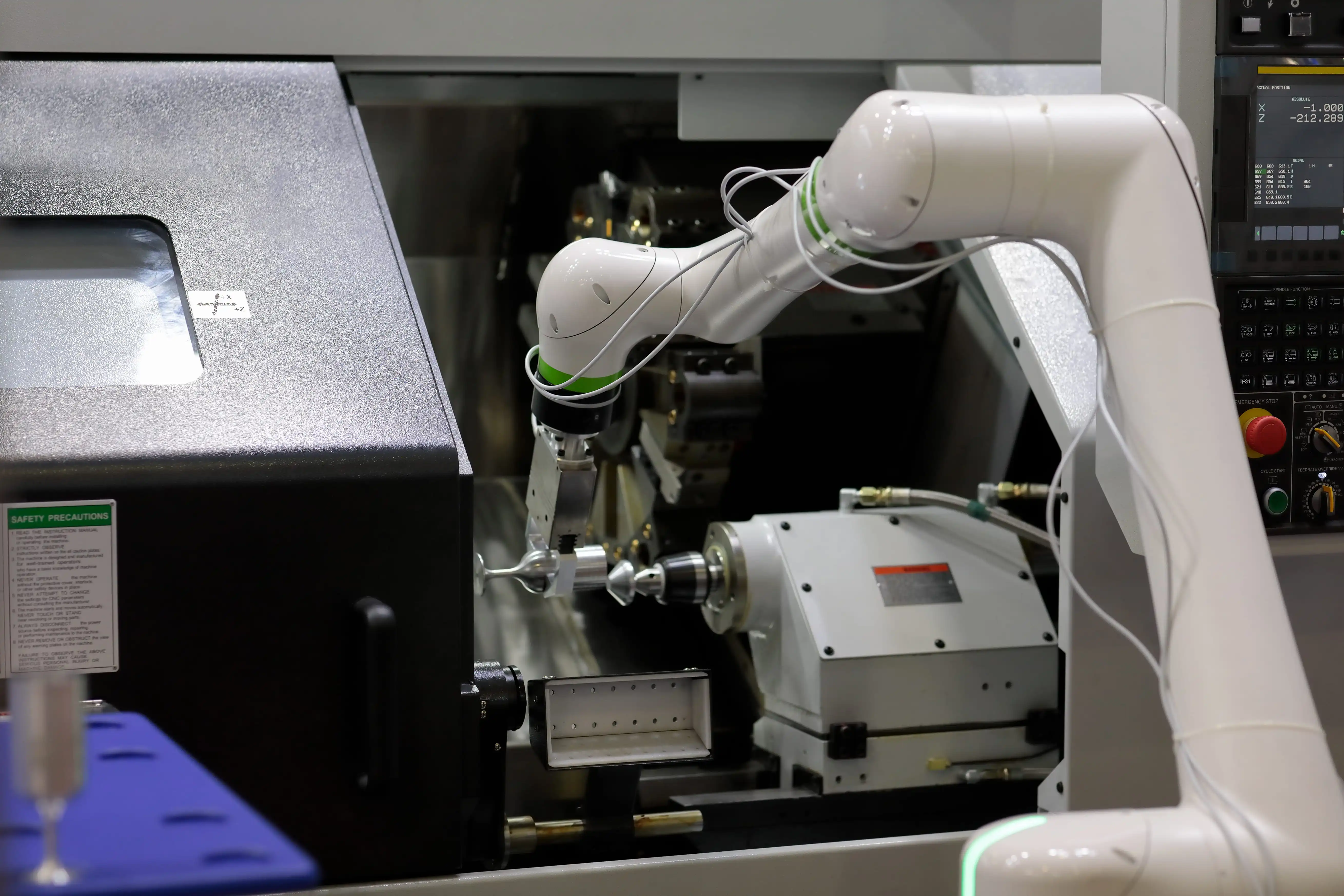 Cobot alimentant une machine CNC